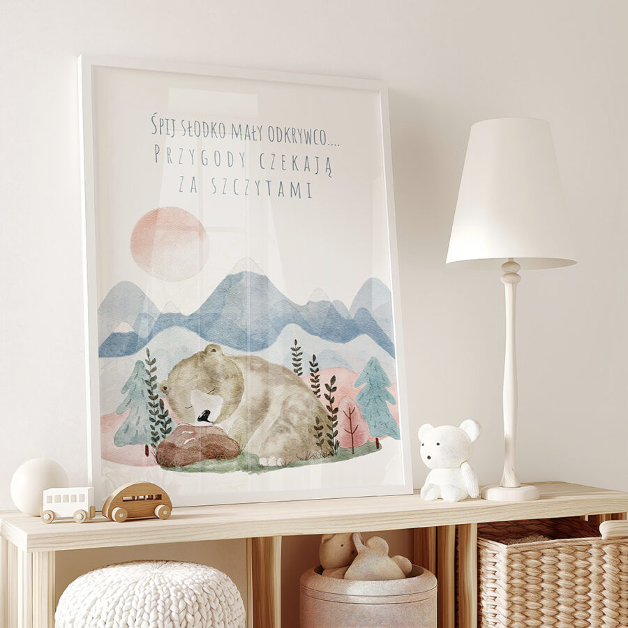 śpiący mis w górach. Plakat dla dziecka z sentencją ", śpi w górah. Plakat posiada sentencję : Śpij słodko mały odkrywco... przygody czekają za szczytami.