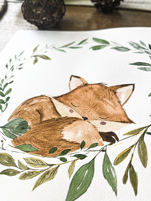 Mały lisek, który śpi wśród lisci. Ilustracja namalowana akwarelami.