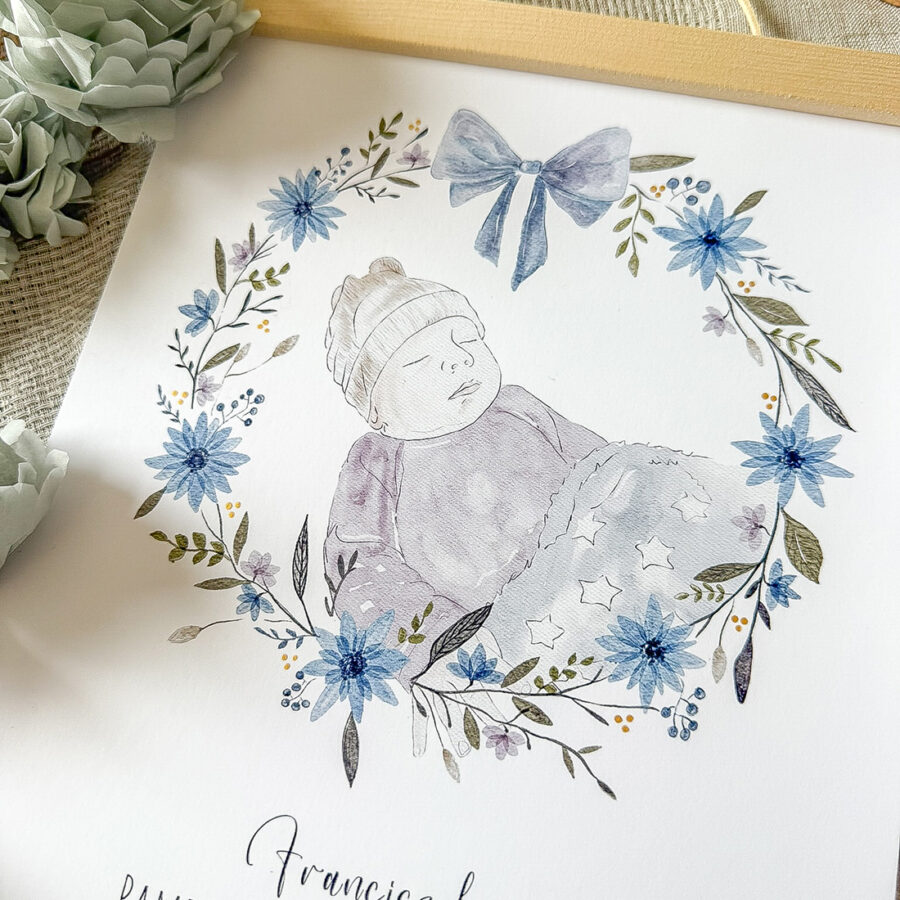 Plakat, pamiątka chrztu z wizerunkiem dziecka, które jest otoczone wiankiem z niebieskich kwiatów.
