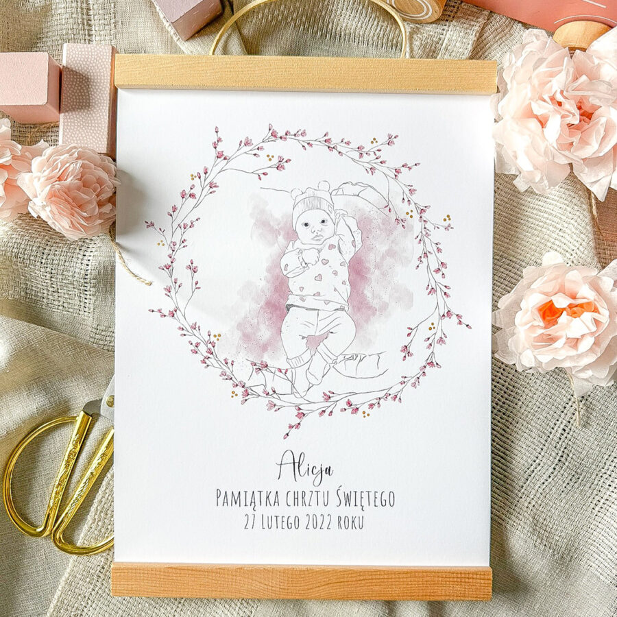 Plakat z wizerunkiem dziecka, które jest otoczone wiankiem z różowych, drobnych kwiatów.